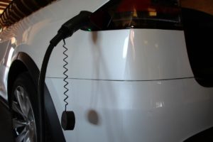 Voiture électrique : la prise est un droit dans les copropriétés